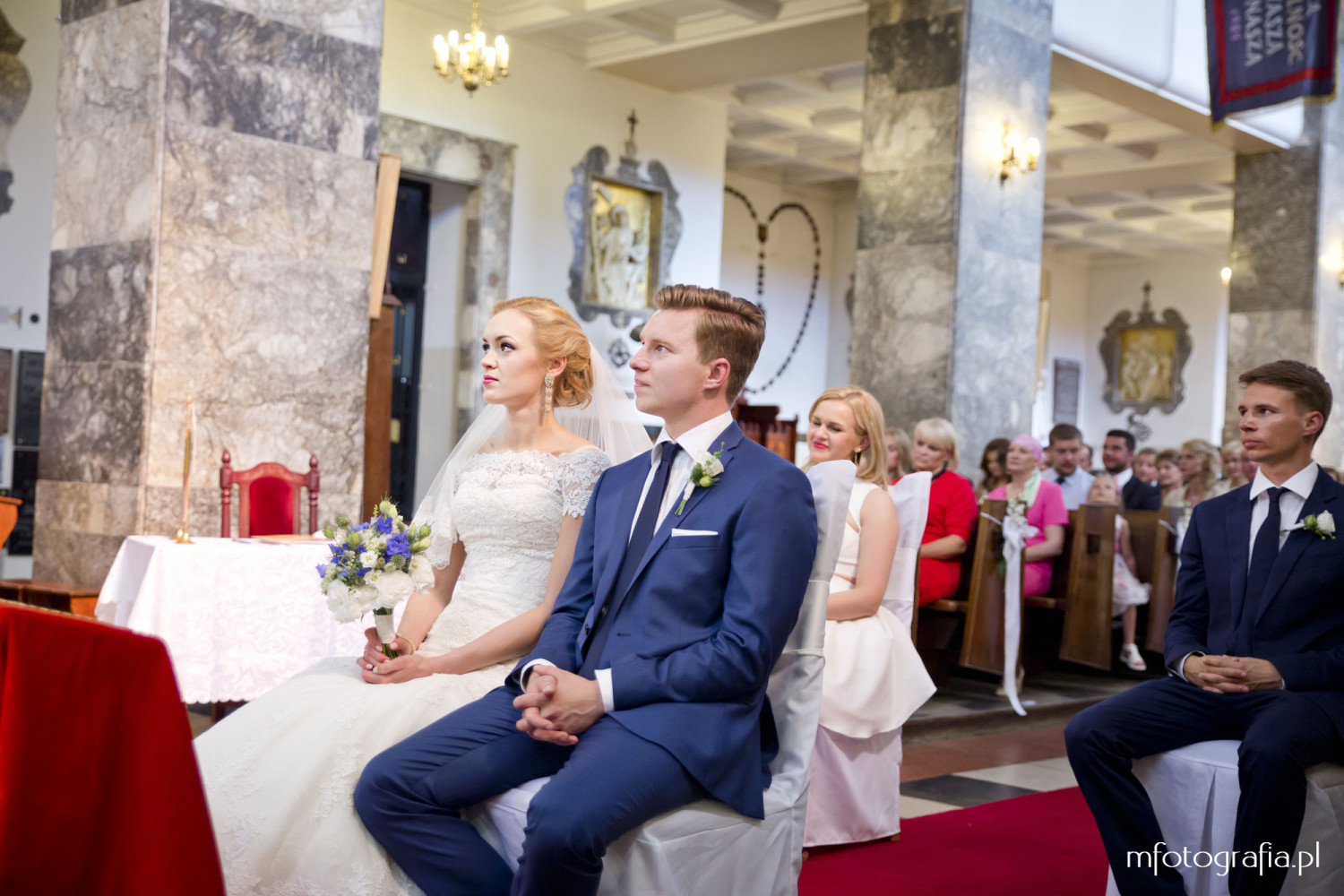 Para młoda podczas ślubu kościelnego w Warszwie